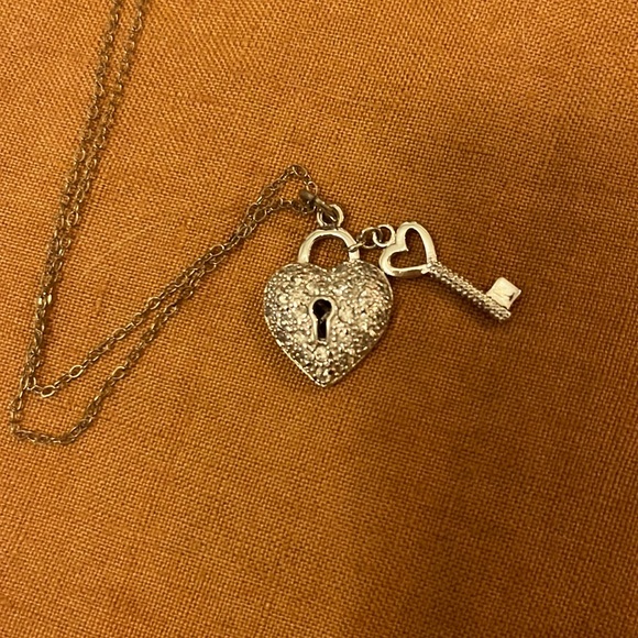 Heart and Key necklace - Picture 3 of 4